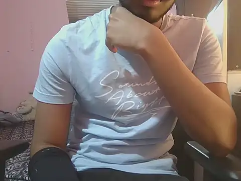 Snapshot of KissesBoyAD chatting on December 2025 06:57:02 PM KissesBoyAD online show from December 2025 06:57:02 PM