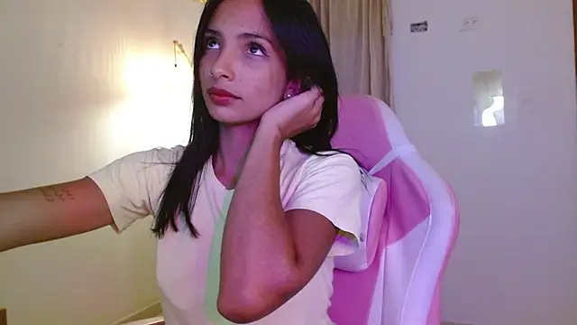 Snapshot of AnnitaSerna_ chatting on April 2026 03:44:02 AM AnnitaSerna online show from April 2026 03:44:02 AM