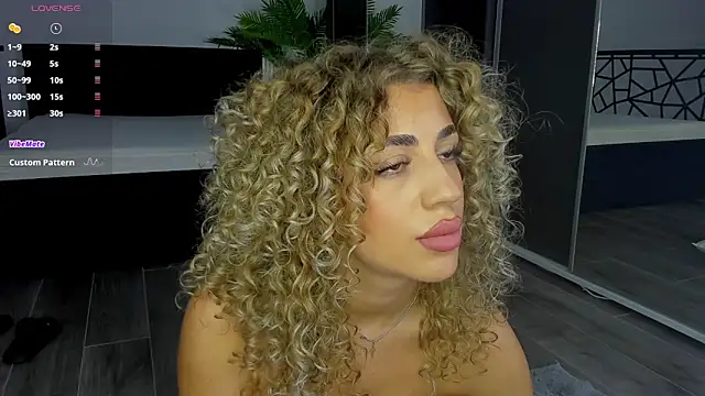 CurlyAnt0 online show from December 2025 07:48:02 AM