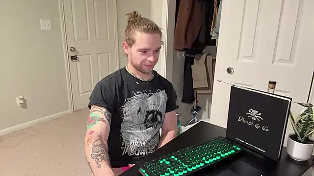 Snapshot of DaddydayDrinkzz chatting on March 2025 05:25:01 AM DaddydayDrinkzz online show from March 2025 05:25:01 AM