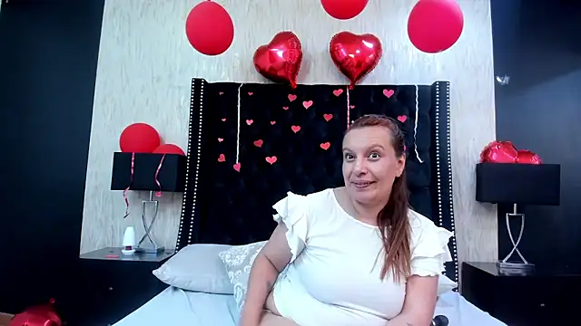 Snapshot of RoxieJackson chatting on February 2025 01:11:01 AM RoxieJackson online show from February 2025 01:11:01 AM