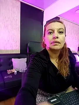 Snapshot of RoxieJackson chatting on October 2025 12:03:01 PM RoxieJackson online show from October 2025 12:03:01 PM