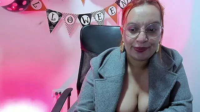 Snapshot of RoxieJackson chatting on October 2025 05:04:02 AM RoxieJackson online show from October 2025 05:04:02 AM