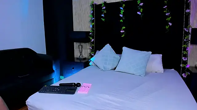 Snapshot of RoxieJackson chatting on November 2025 11:51:02 AM RoxieJackson online show from November 2025 11:51:02 AM