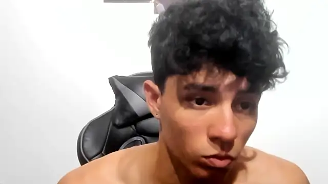 Snapshot of enzo_sloran chatting on January 2025 04:17:01 PM enzo sloran online show from January 2025 04:17:01 PM