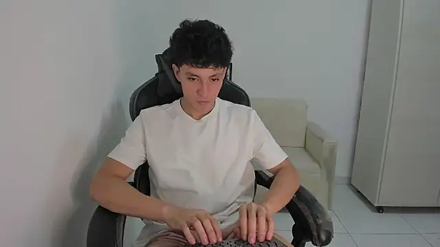 Snapshot of enzo_sloran chatting on March 2026 04:53:02 AM enzo sloran online show from March 2026 04:53:02 AM