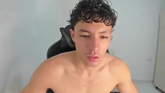 Snapshot of enzo_sloran chatting on April 2026 03:53:02 PM enzo sloran online show from April 2026 03:53:02 PM