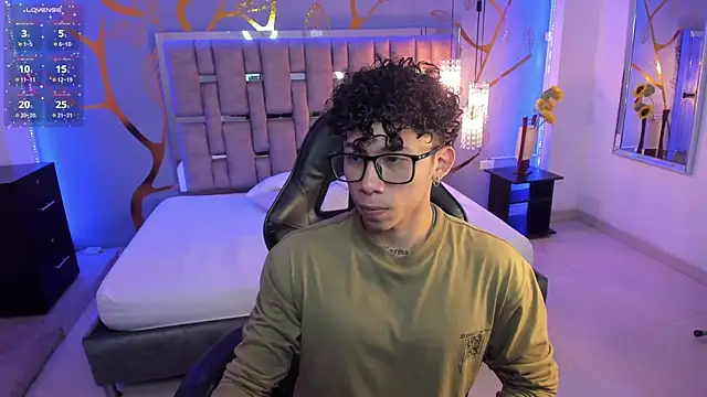 Snapshot of AkazaBoy_ chatting on February 2025 05:04:02 AM AkazaBoy  online show from February 2025 05:04:02 AM