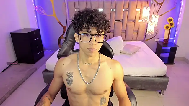 Snapshot of AkazaBoy_ chatting on March 2025 04:39:02 AM AkazaBoy  online show from March 2025 04:39:02 AM