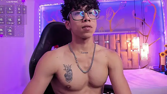 Snapshot of AkazaBoy_ chatting on March 2025 04:43:01 AM AkazaBoy  online show from March 2025 04:43:01 AM