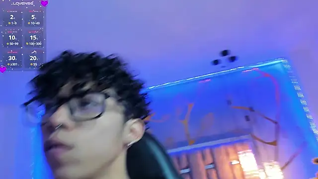 Snapshot of AkazaBoy_ chatting on March 2025 04:20:02 AM AkazaBoy  online show from March 2025 04:20:02 AM