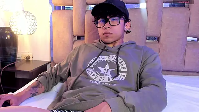 Snapshot of AkazaBoy_ chatting on February 2026 04:32:01 AM AkazaBoy online show from February 2026 04:32:01 AM