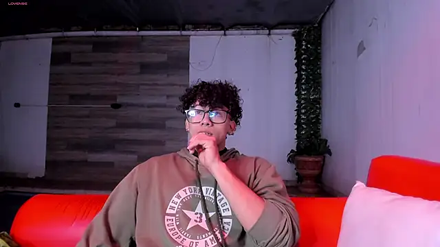 Snapshot of AkazaBoy_ chatting on March 2026 05:24:02 AM AkazaBoy online show from March 2026 05:24:02 AM