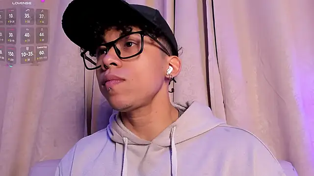 Snapshot of AkazaBoy_ chatting on March 2026 04:59:02 AM AkazaBoy online show from March 2026 04:59:02 AM