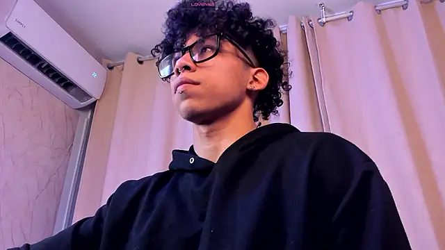 Snapshot of AkazaBoy_ chatting on March 2026 06:17:02 AM AkazaBoy online show from March 2026 06:17:02 AM