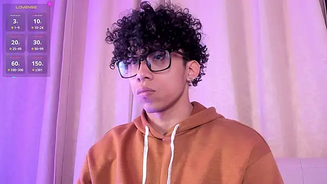 Snapshot of AkazaBoy_ chatting on April 2026 05:05:01 AM AkazaBoy online show from April 2026 05:05:01 AM