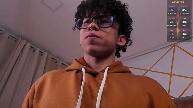 Snapshot of AkazaBoy_ chatting on April 2026 05:07:02 AM AkazaBoy online show from April 2026 05:07:02 AM