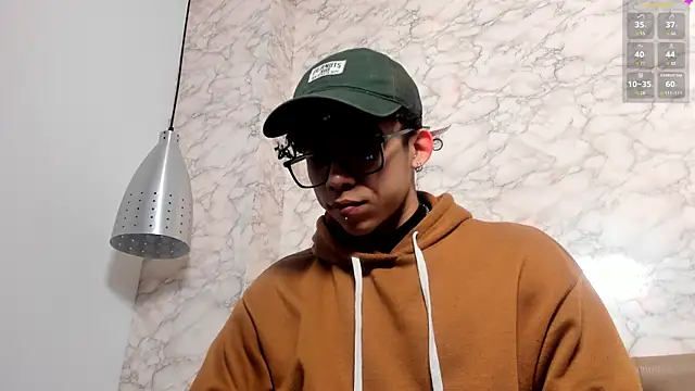 Snapshot of AkazaBoy_ chatting on April 2026 05:12:02 AM AkazaBoy online show from April 2026 05:12:02 AM