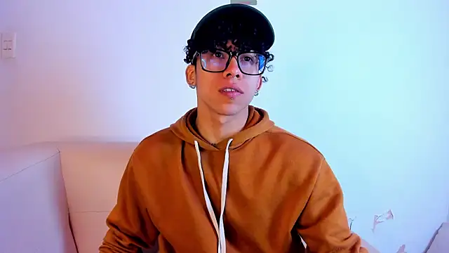 Snapshot of AkazaBoy_ chatting on April 2026 05:45:02 AM AkazaBoy online show from April 2026 05:45:02 AM