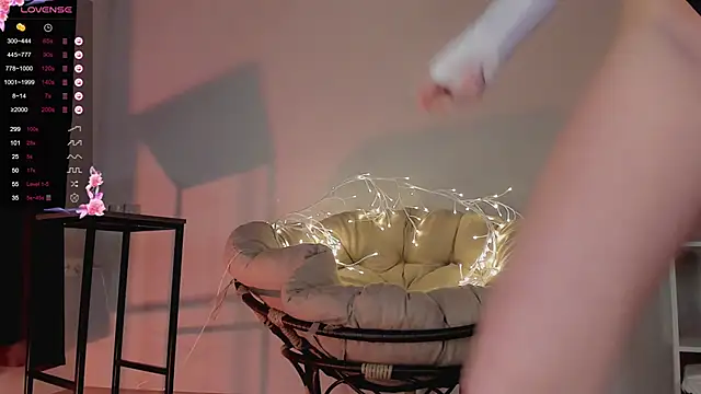 Snapshot of Lili_Roze_ chatting on January 2025 12:45:01 AM Lili Roze online show from January 2025 12:45:01 AM