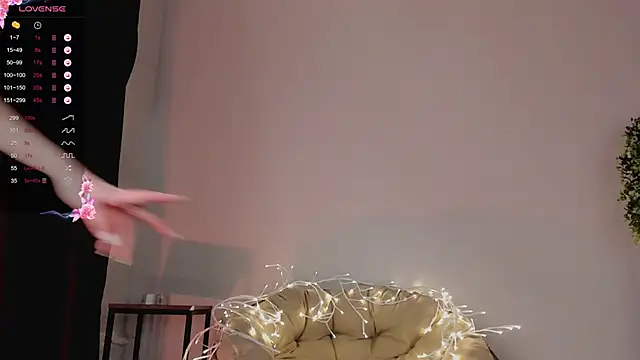 Snapshot of Lili_Roze_ chatting on January 2025 09:12:01 PM Lili Roze online show from January 2025 09:12:01 PM