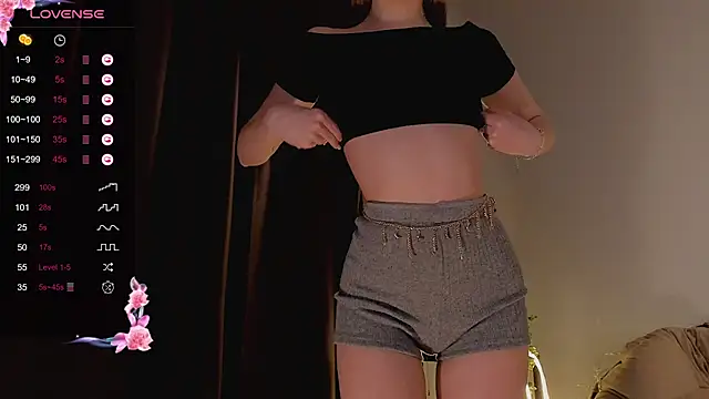 Snapshot of Lili_Roze_ chatting on February 2025 09:32:02 PM Lili Roze online show from February 2025 09:32:02 PM