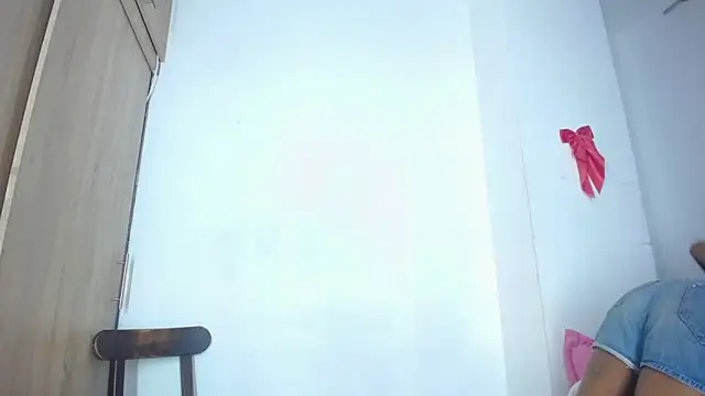 Snapshot of bloom444 chatting on February 2025 03:27:01 PM bloom444 online show from February 2025 03:27:01 PM