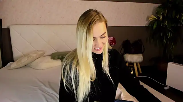 KateOwyns online show from December 2024 01:09:02 PM