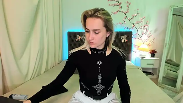 Snapshot of KateOwyns chatting on April 2026 12:27:01 PM KateOwyns online show from April 2026 12:27:01 PM