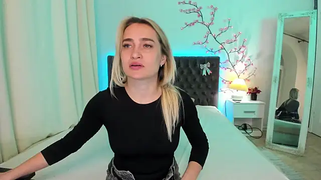 Snapshot of KateOwyns chatting on April 2026 12:20:01 PM KateOwyns online show from April 2026 12:20:01 PM