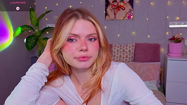 Snapshot of Red__Candy chatting on April 2026 01:16:01 PM Red Candy online show from April 2026 01:16:01 PM