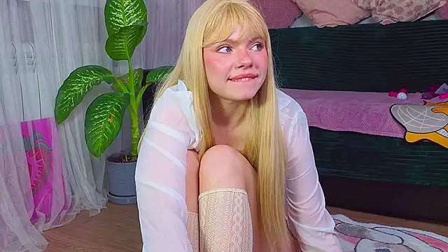 Snapshot of Red__Candy chatting on April 2026 01:34:02 PM Red Candy online show from April 2026 01:34:02 PM