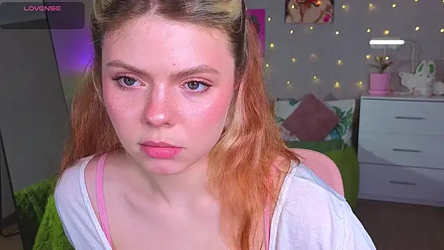 Snapshot of Red__Candy chatting on May 2026 02:13:02 PM Red Candy online show from May 2026 02:13:02 PM
