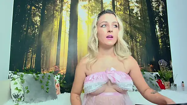 Snapshot of LittleAngelXO chatting on October 2025 07:22:01 PM LittleAngelXO online show from October 2025 07:22:01 PM