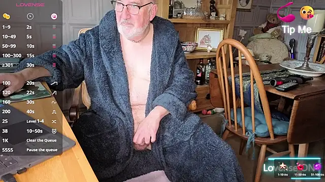 Adamdaddybear online show from October 2025 08:37:01 AM