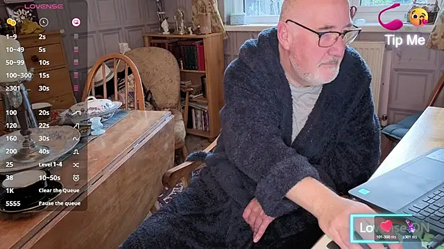 Adamdaddybear online show from October 2025 07:34:01 AM