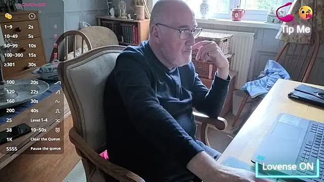 Adamdaddybear online show from November 2025 03:00:01 PM