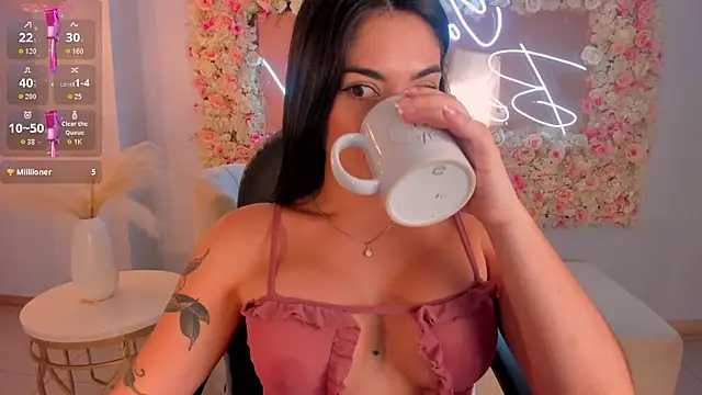 Snapshot of GiaFerrara chatting on October 2025 04:24:02 AM GiaFerrara online show from October 2025 04:24:02 AM