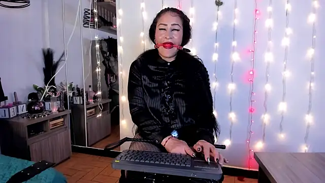 Snapshot of Molenna_queenn chatting on February 2025 11:01:02 PM Molenna queenn online show from February 2025 11:01:02 PM