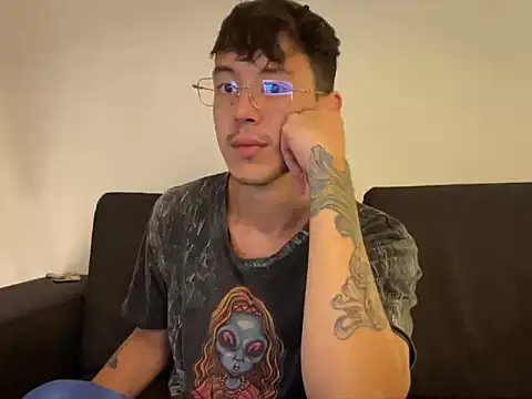 Snapshot of TheLeinad_Live chatting on October 2025 04:04:01 AM TheLeinad Live online show from October 2025 04:04:01 AM