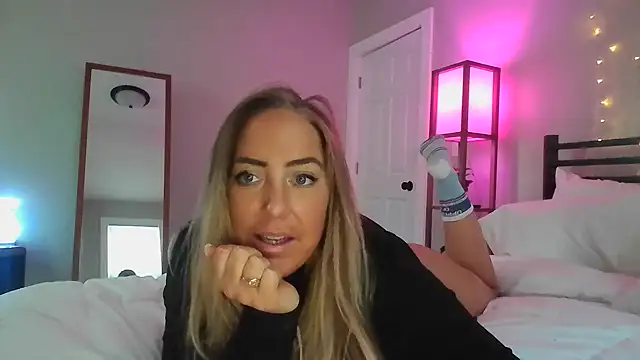 Snapshot of sunshinekisses chatting on January 2025 08:40:01 PM sunshinekisses online show from January 2025 08:40:01 PM