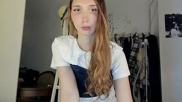 Snapshot of LisaIcon chatting on June 2026 08:44:02 PM LisaIcon online show from June 2026 08:44:02 PM