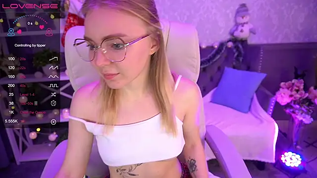 Snapshot of EmilySunshineS chatting on December 2024 04:12:01 AM EmilySunshineS online show from December 2024 04:12:01 AM