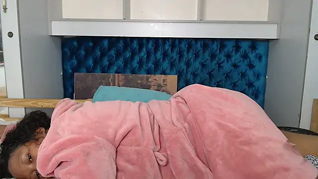 Snapshot of Zeeyonce696 chatting on December 2024 09:39:02 PM Zeeyonce696 online show from December 2024 09:39:02 PM