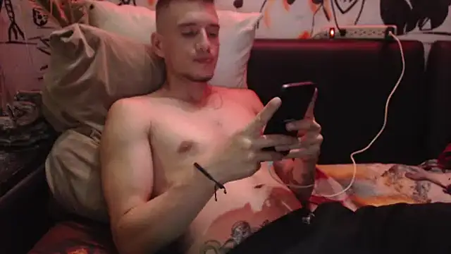 Snapshot of roystonee01 chatting on March 2026 01:16:02 AM roystonee01 online show from March 2026 01:16:02 AM