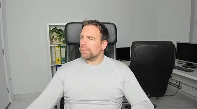 Snapshot of John-E-Dough chatting on December 2024 05:09:02 AM John-E-Dough online show from December 2024 05:09:02 AM