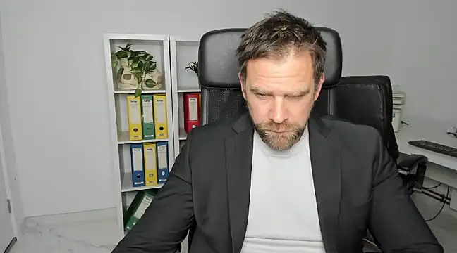 Snapshot of John-E-Dough chatting on December 2024 03:58:02 AM John-E-Dough online show from December 2024 03:58:02 AM