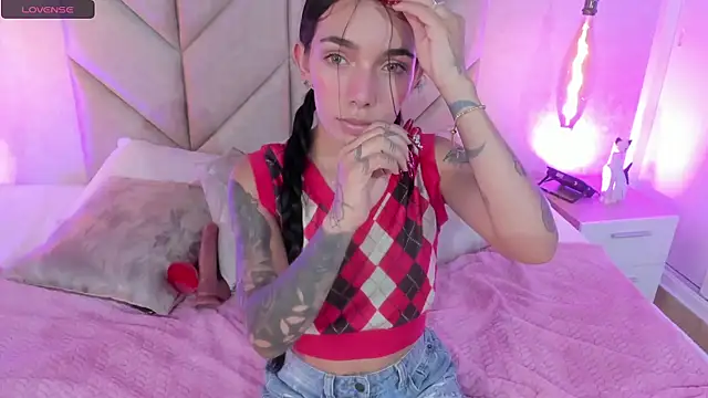 Mollymoon1 online show from December 2024 08:16:01 PM