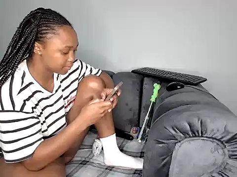 Snapshot of Pearl_00 chatting on October 2025 04:49:01 AM Pearl 00 online show from October 2025 04:49:01 AM