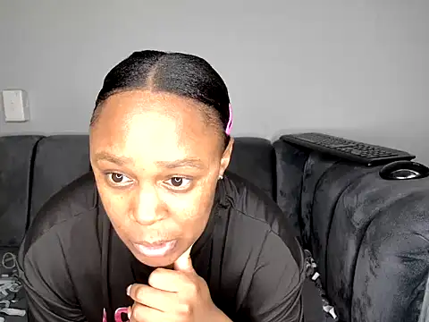 Snapshot of Pearl_00 chatting on November 2025 08:29:01 PM Pearl 00 online show from November 2025 08:29:01 PM